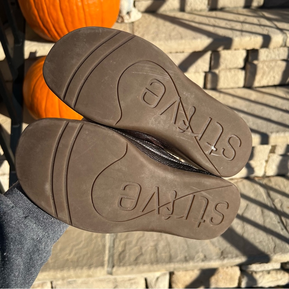 STRIVE Comfort Leather Toe-Loop Sandals - Bronze - Picture 6 of 6